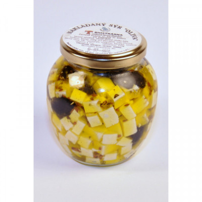 Sýr nakládaný v oleji, černé olivy, sezam, len, byliny (sklenice)