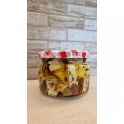 Nakládaný farmářský sýr - olivy, rajčata