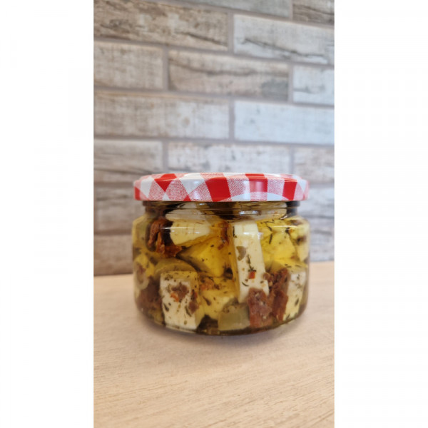 Nakládaný farmářský sýr - olivy, rajčata
